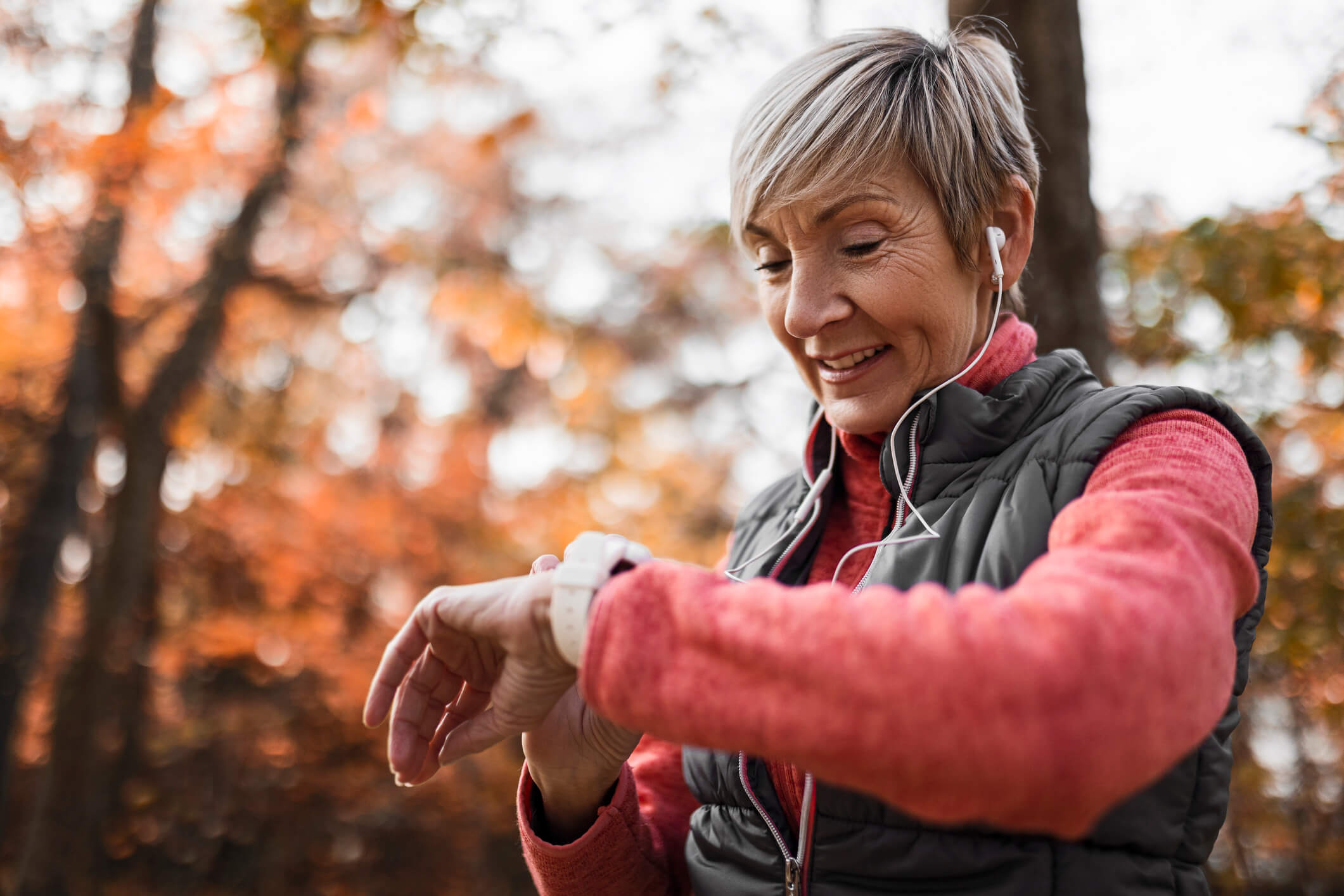 elderly women doing exercises that promotes a healthy heart